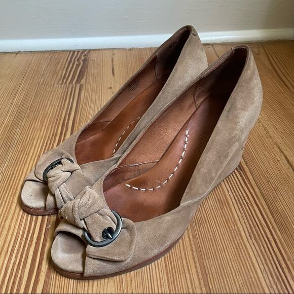 Gentle Souls Gabe's bow buckle tan suede wedge SIZE 9.5M - Picture 3 of 9